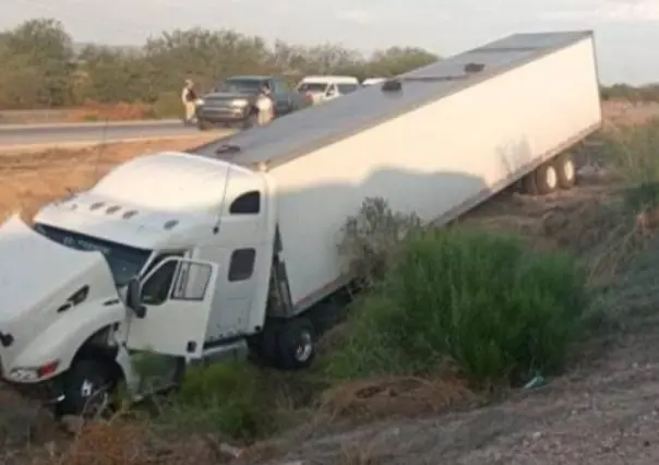 Vuelca tráiler con migrantes en Sonora; dejan tres muertos y 14 heridos