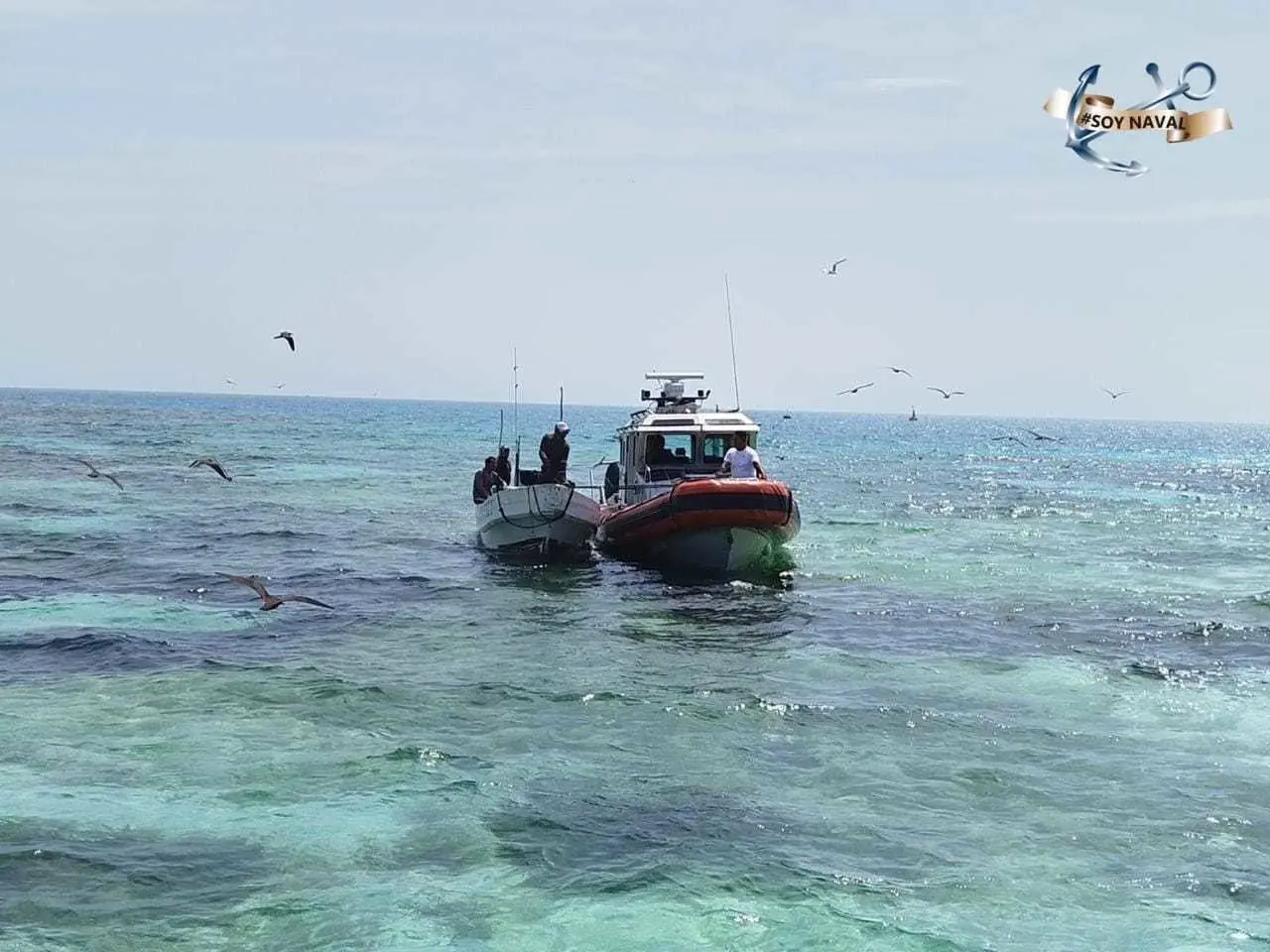 Rescate de cuatro tripulantes a bordo de una embarcación menor llamada Dayrely, que se encontraba extraviada desde hacía tres días. Foto: Marina