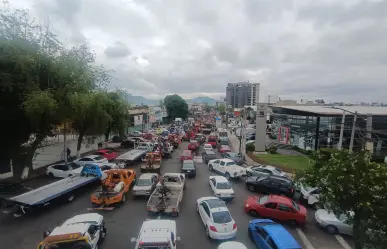 Bloquean cientos de grúas avenidas de Tlalnepantla y la México-Querétaro