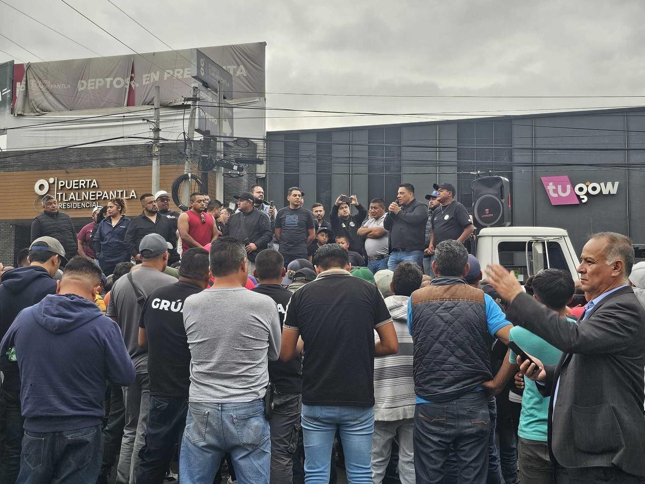 Bloquean cientos de grúas avenidas de Tlalnepantla y la México-Querétaro