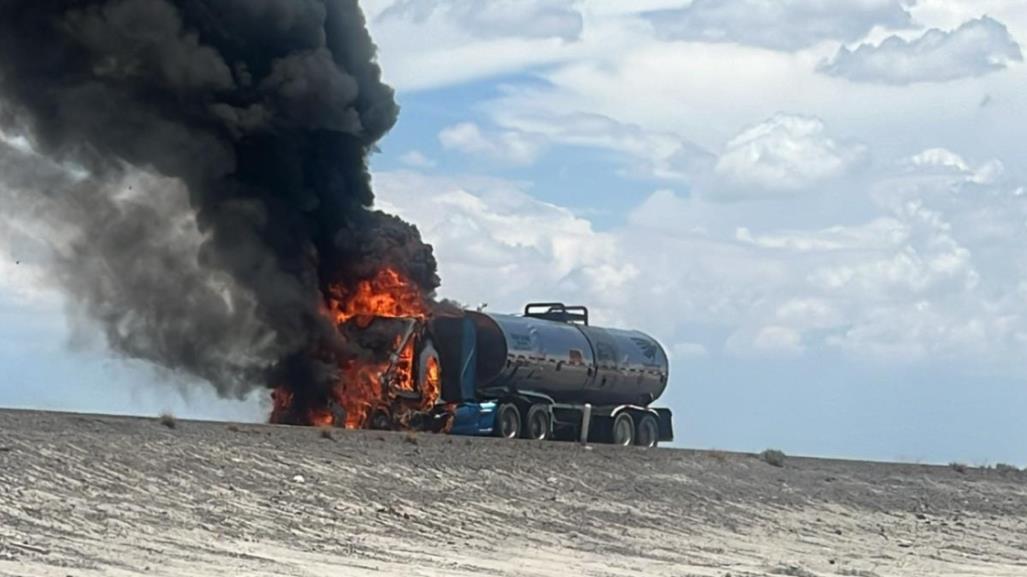 Camión de asfalto se incendia en la carretera Saltillo-Torreón 