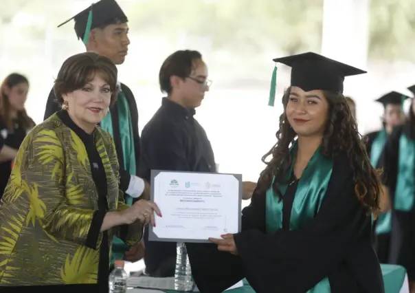 Entrega Educación certificados a graduados de Telebachillerato Comunitario