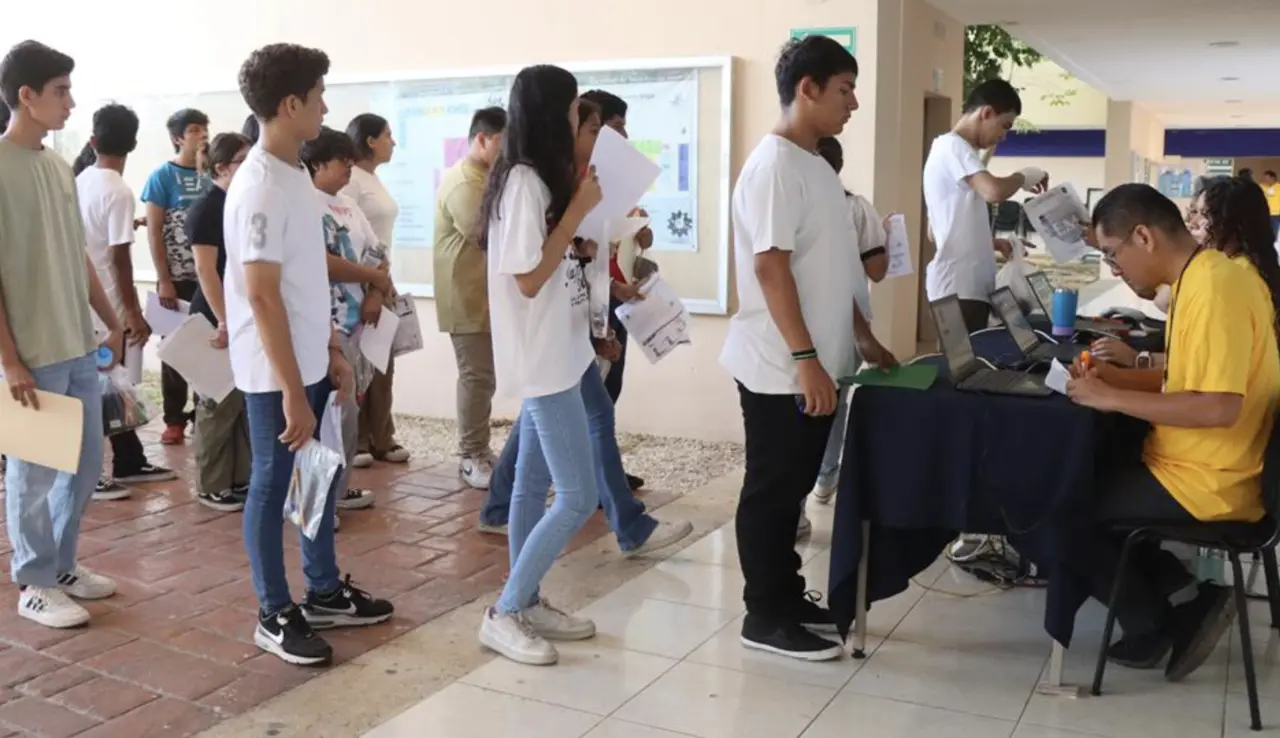 Luego de ser aceptados por la Uady tras presentar su examen de admisión, los estudiantes de las diversas facultades pudieron solicitar las becas para su inscripción.- Foto de la Uady