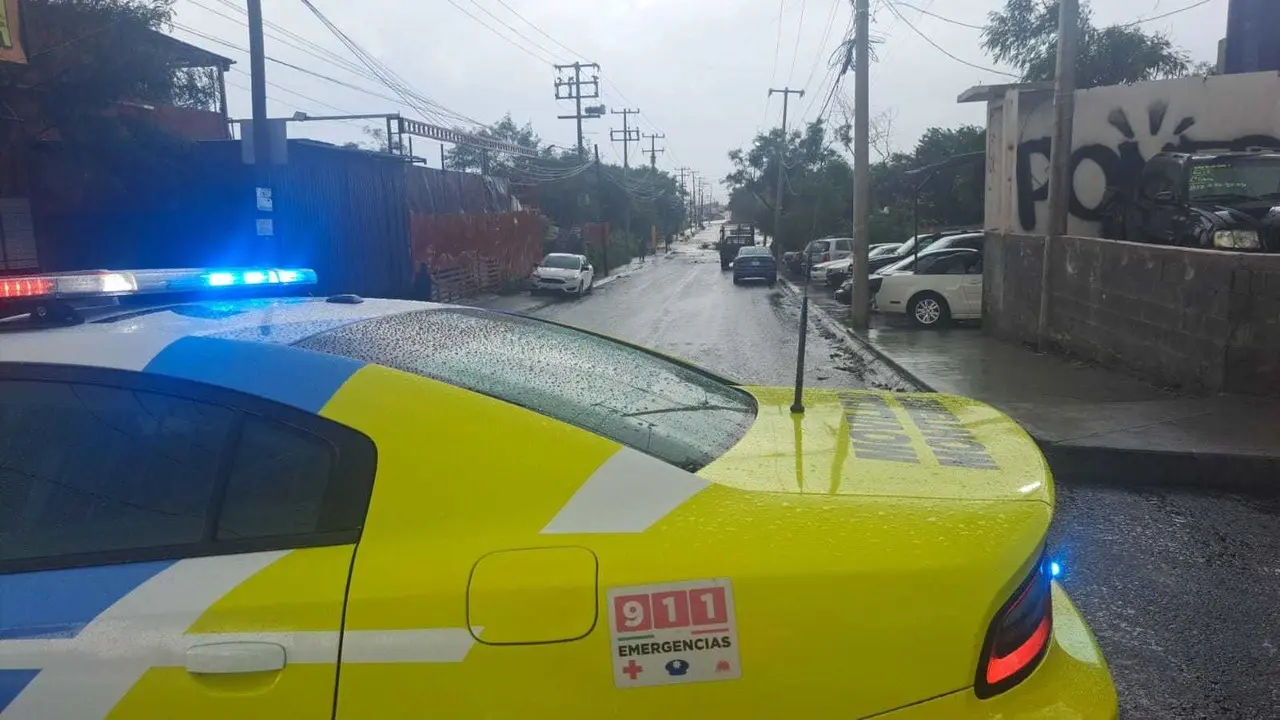 Es importante recordar la importancia de adaptar la velocidad a las condiciones climáticas y mantener una distancia segura con los demás vehículos. Foto: X.