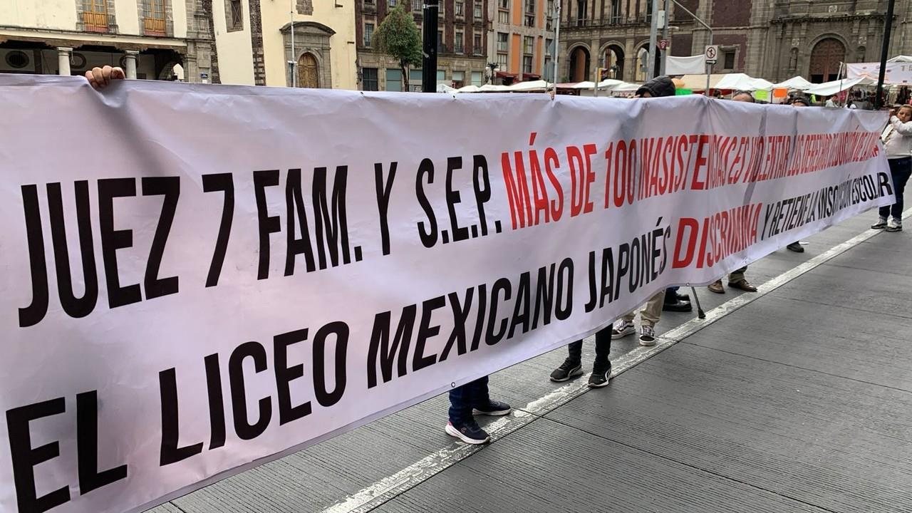 Manifestantes frente a la SEP.    Foto: Ramón Ramírez