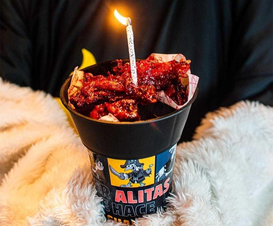 El vaso de alitas con la salsa Hotzilla en su vaso de edición especial. Foto: Instagram Las Alitas.