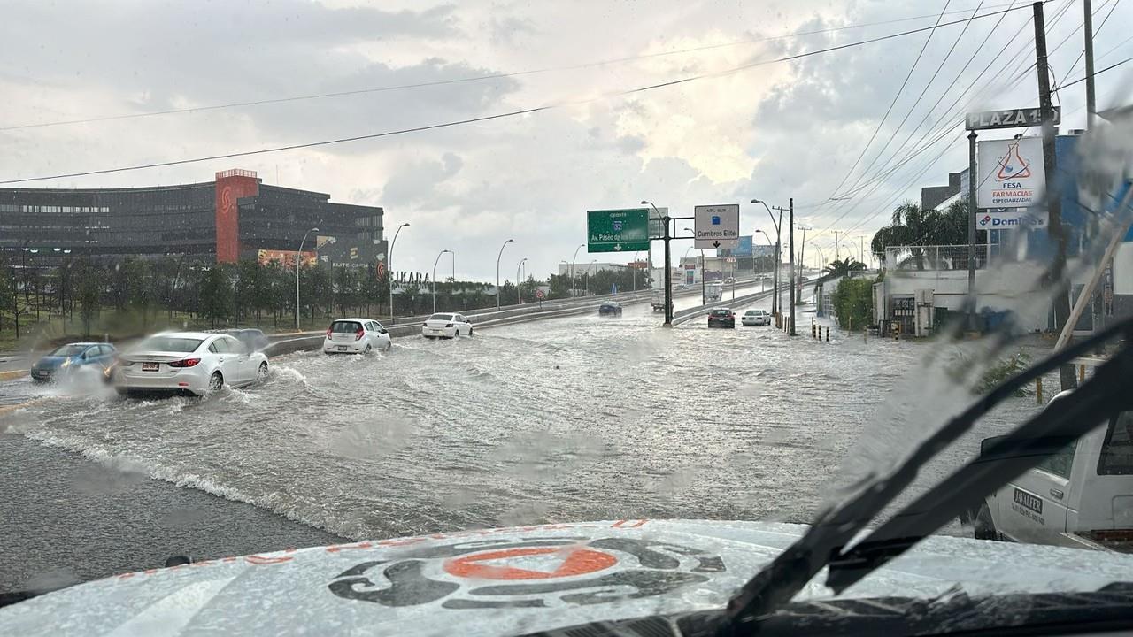 La avenida Paseo de los Leones inundada. Foto: Protección Civil Nuevo León Video: Redes sociales