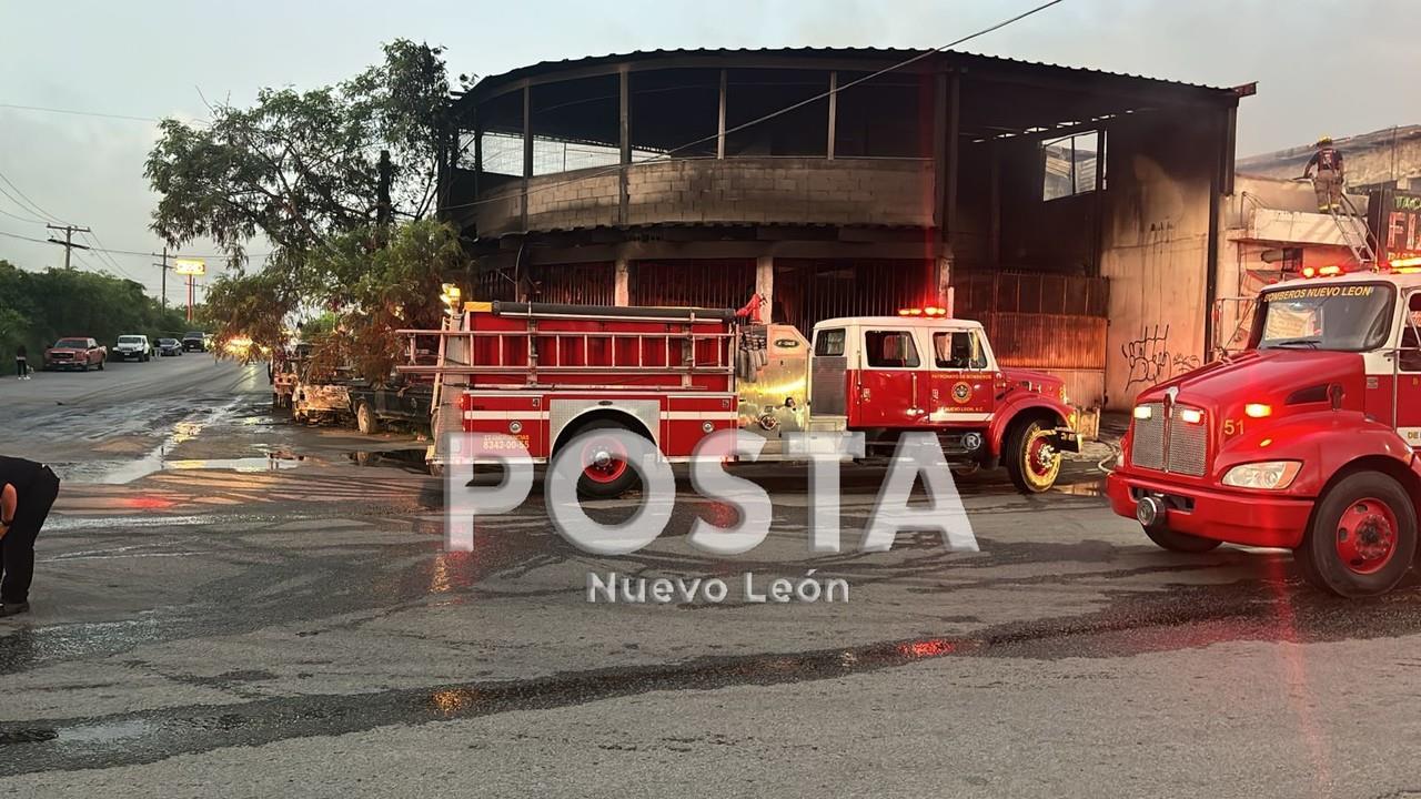 Bomberos de Apodaca y Protección Civil municipal atendiendo el siniestro. Foto: Raymundo Elizalde.