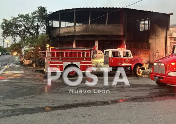 Incendio consume negocio y autos en Apodaca