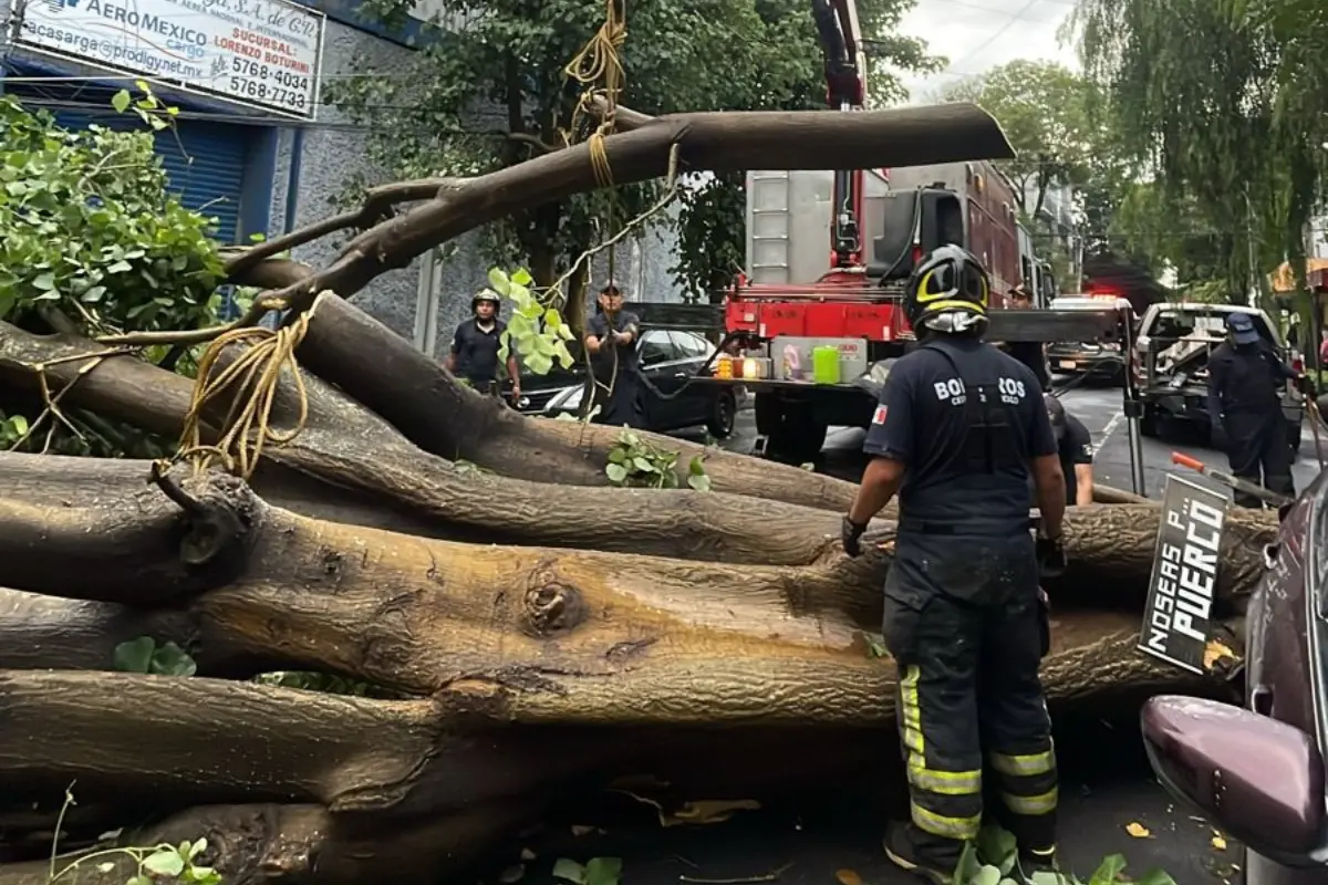 Elementos del Heroico cuerpo de Bomberos acudieron al lugar a brindar apoyo. Foto: Ramón Ramírez