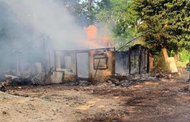 Fuerte incendio consume una casa en Peto, familia pierde su patrimonio