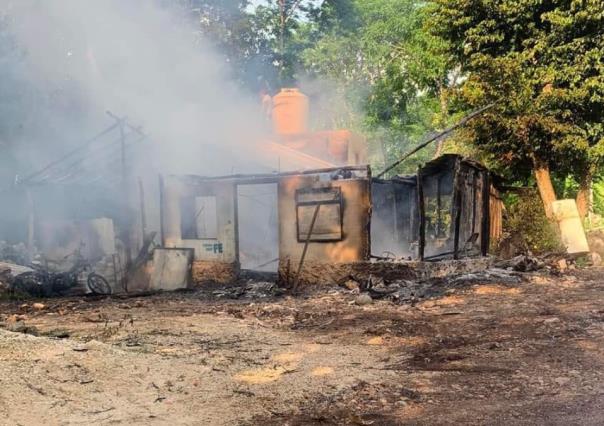 Fuerte incendio consume una casa en Peto, familia pierde su patrimonio