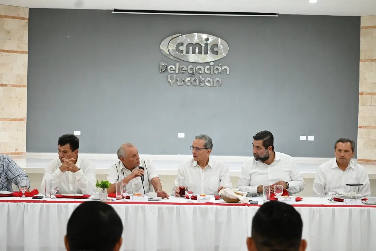 En breve visita a Mérida, el presidente nacional de la CMIC aprovechó  presentar algunos temas prioritarios a los empresarios constructores de Yucatán.- Foto de la CMIC