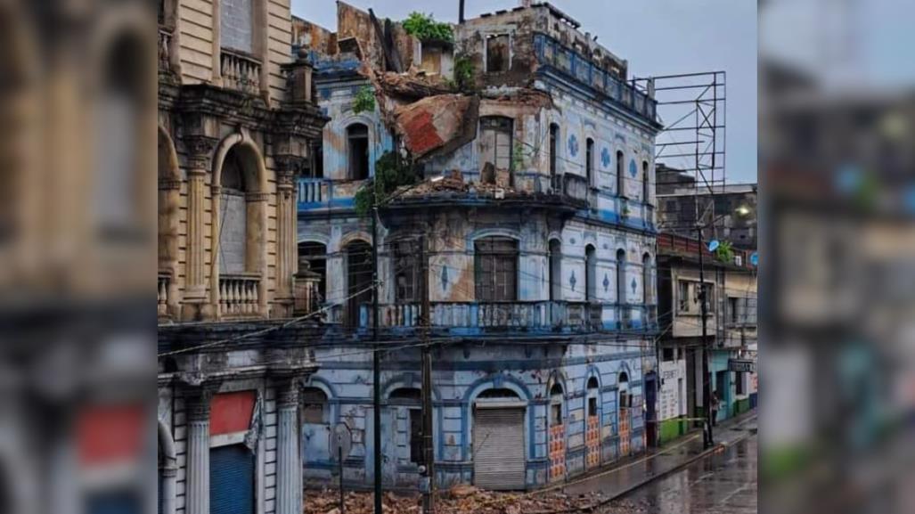 Colapsa fachada de edificio histórico en la zona centro de Tampico