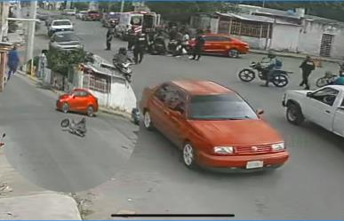 Motociclista sufre accidente al derrapar en Circuito Colonias (Video)