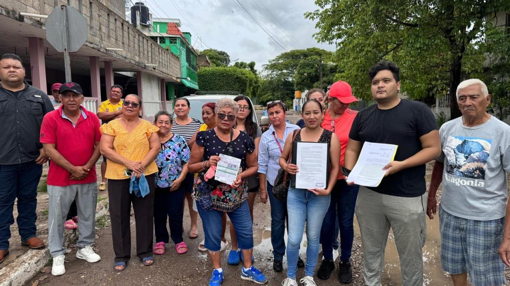 Hartos del calor, vecinos protestan contra la CFE