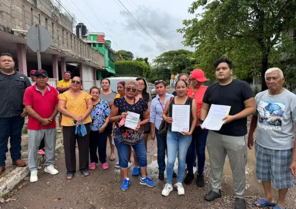 Hartos del calor, vecinos protestan contra la CFE