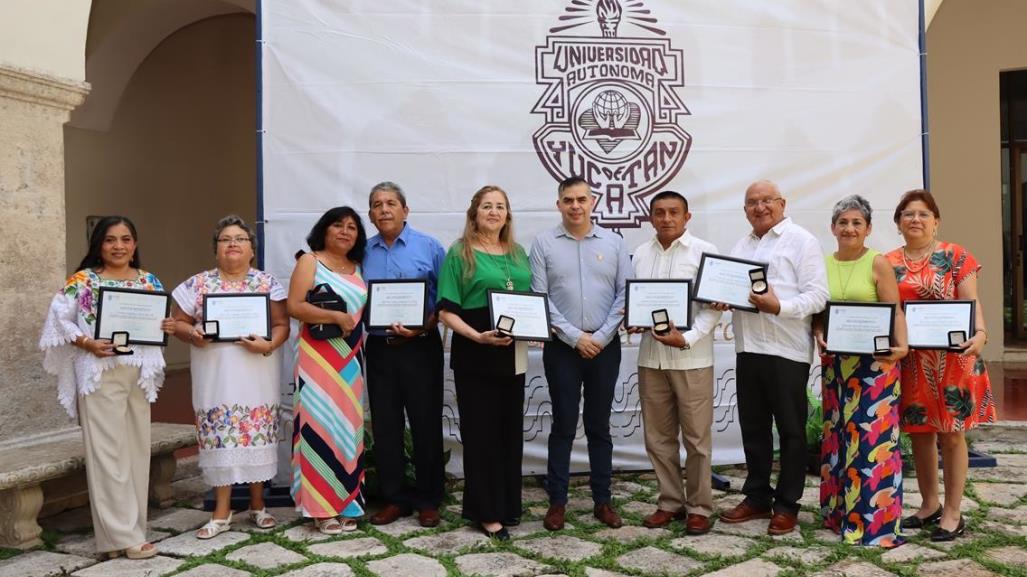 Trabajadores de la Uady son reconocidos por sus años de servicio