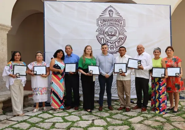 Trabajadores de la Uady son reconocidos por sus años de servicio