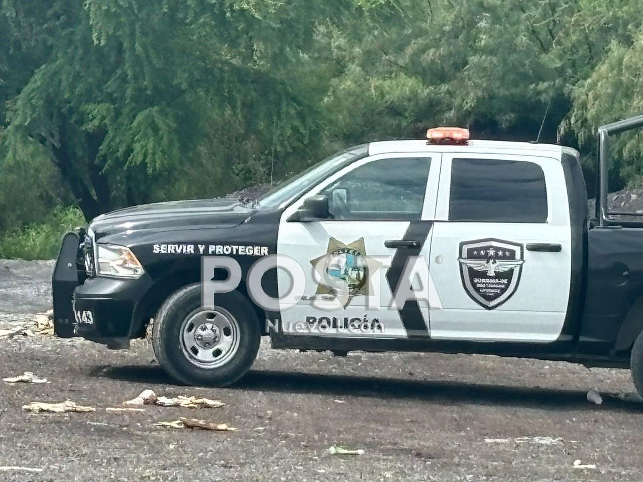 Elementos de la policía Apodaca en la zona de construcción donde cayó el albañil. Foto: Raymundo Elizalde.