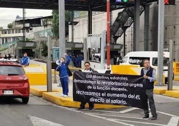 Maestros toman caseta en la Autopista México-Pachuca exigiendo aumento salarial