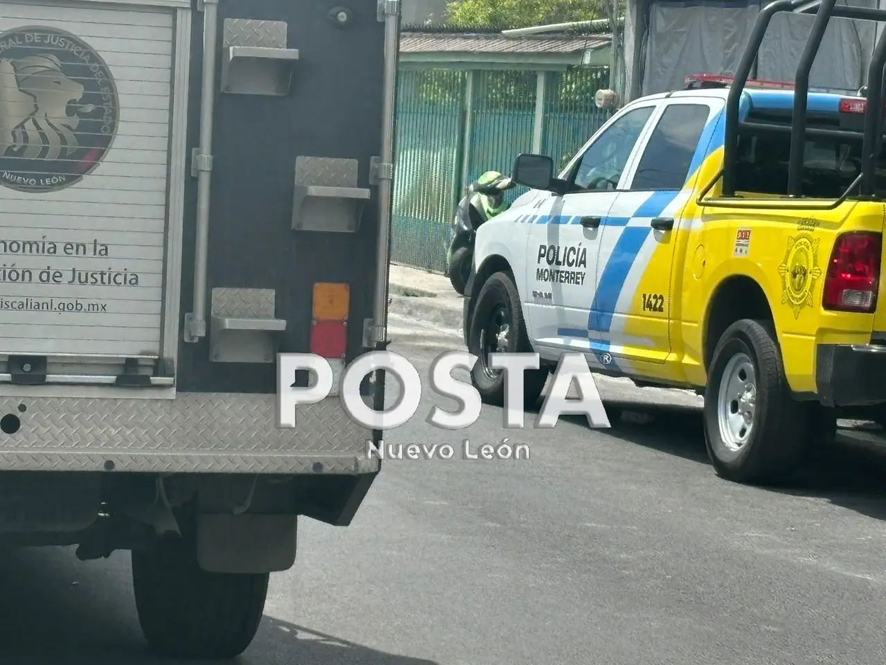 Policías de Monterrey cubriendo la zona donde cayó el albañil y elementos de la Fiscalía llevando a cabo las indagatorias. Foto: Raymundo Elizalde.