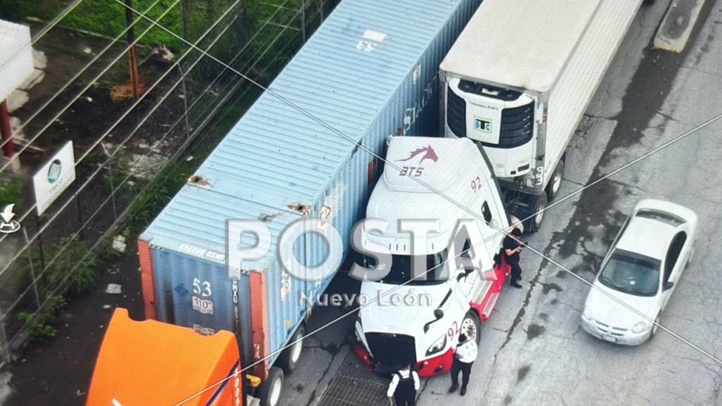 Tráiler cae en drenaje y provoca tráfico en Escobedo