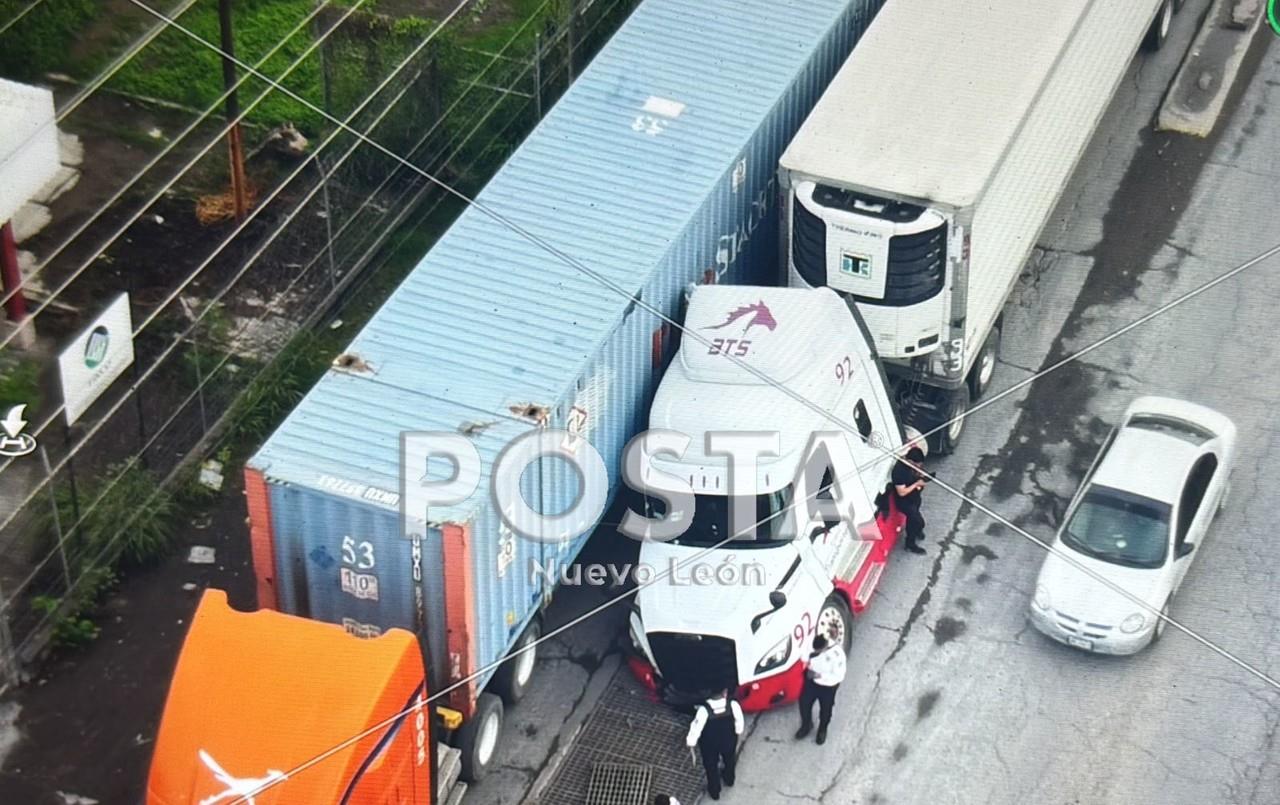 El tráiler atorado tras caer en el drenaje pluvial dañado. Foto: Raymundo Elizalde.