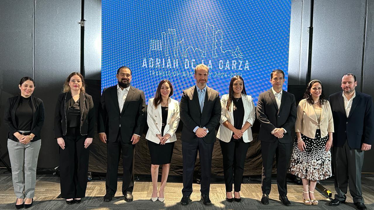 El alcalde electo de Monterrey, Adrián de la Garza, junto a equipo de transición. Foto: Armando Galicia