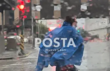 Toma por sorpresa aguacero a regios este jueves