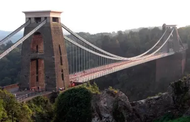 Encuentran maletas con restos humanos bajo un puente en Inglaterra