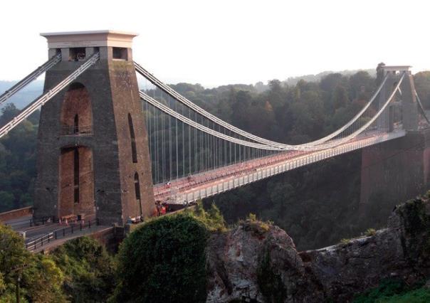 Encuentran maletas con restos humanos bajo un puente en Inglaterra