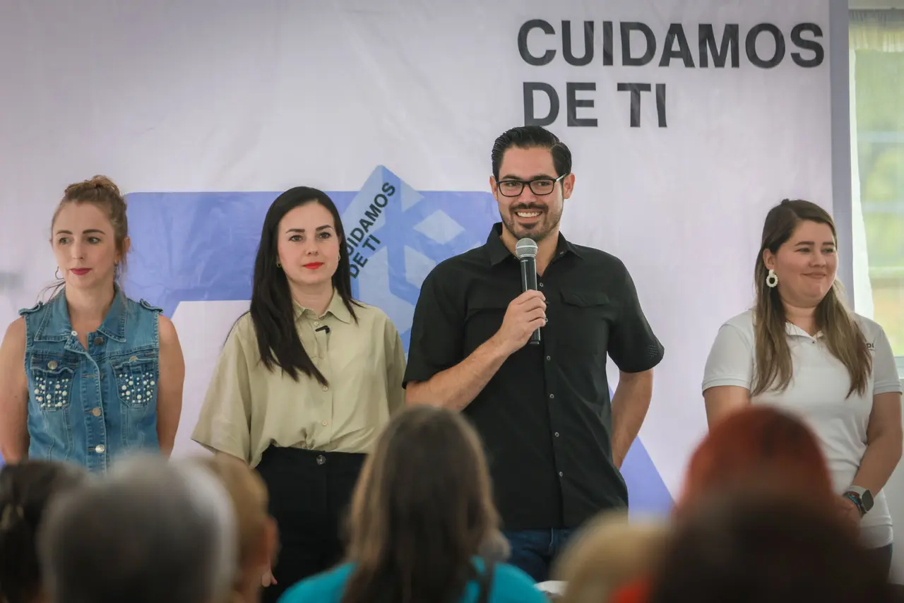 El alcalde de Santiago, David de la Peña, en ceremonia de entrega de apoyos. Foto: Gobierno de Santiago