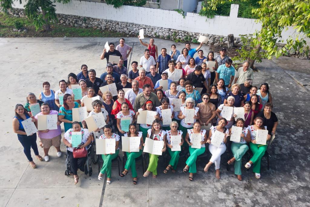 Luciana Kan Celebra graduación de 82 estudiantes en diversas ramas