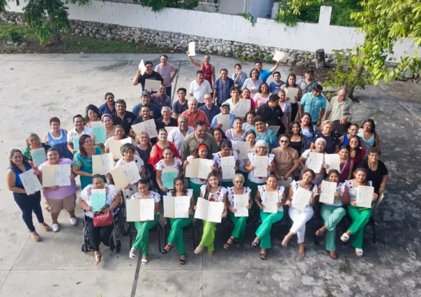 Luciana Kan Celebra graduación de 82 estudiantes en diversas ramas