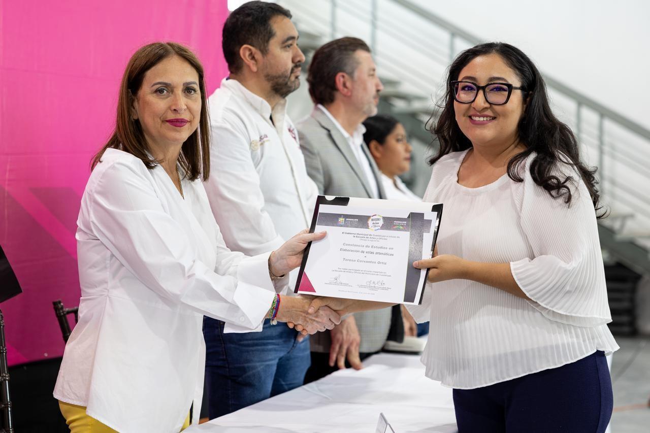 Durante la ceremonia de graduación, la Alcaldesa destacó la importancia de la constancia y la disciplina en el aprendizaje y superación personal. Foto: Gobierno de Guadalupe.