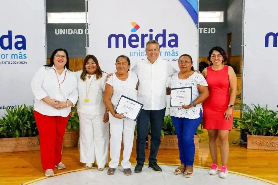 Alcalde de Mérida, acompañado del equipo de trabajo del Instituto de la Mujer de Mérida. Foto: Ayuntamerida