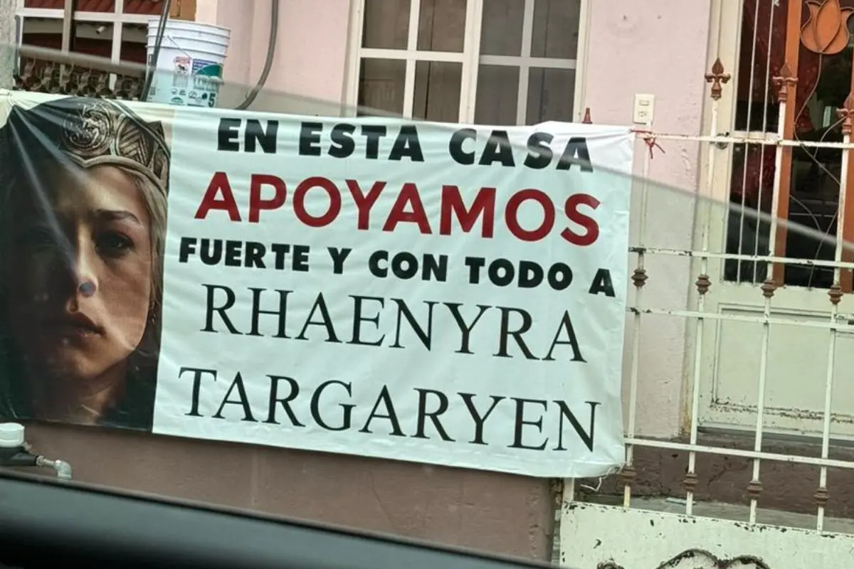 Lona de Rhaenyra Targaryen al exterior de una vivienda. Foto: POSTA MX