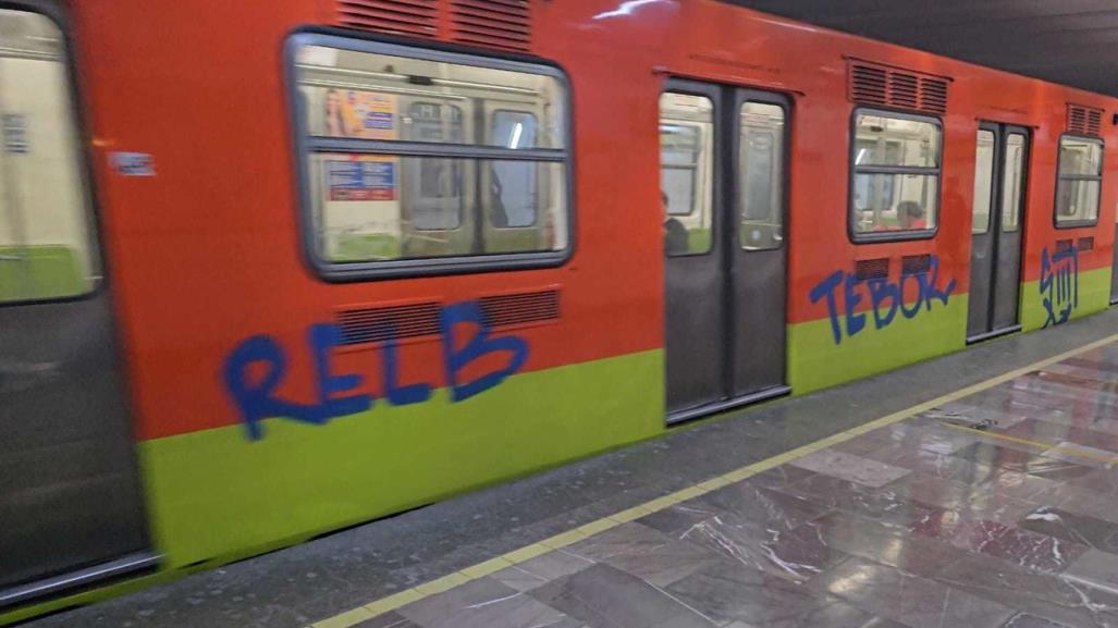 #VIDEO: Pintan grafitis en vagones de la Línea 3 del Metro CDMX