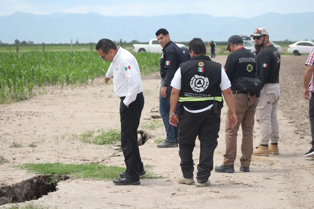 Autoridades investigan cual es el origen y los daños de una grieta que se formó en el municipio de Nuevo Ideal. Foto: Especial.