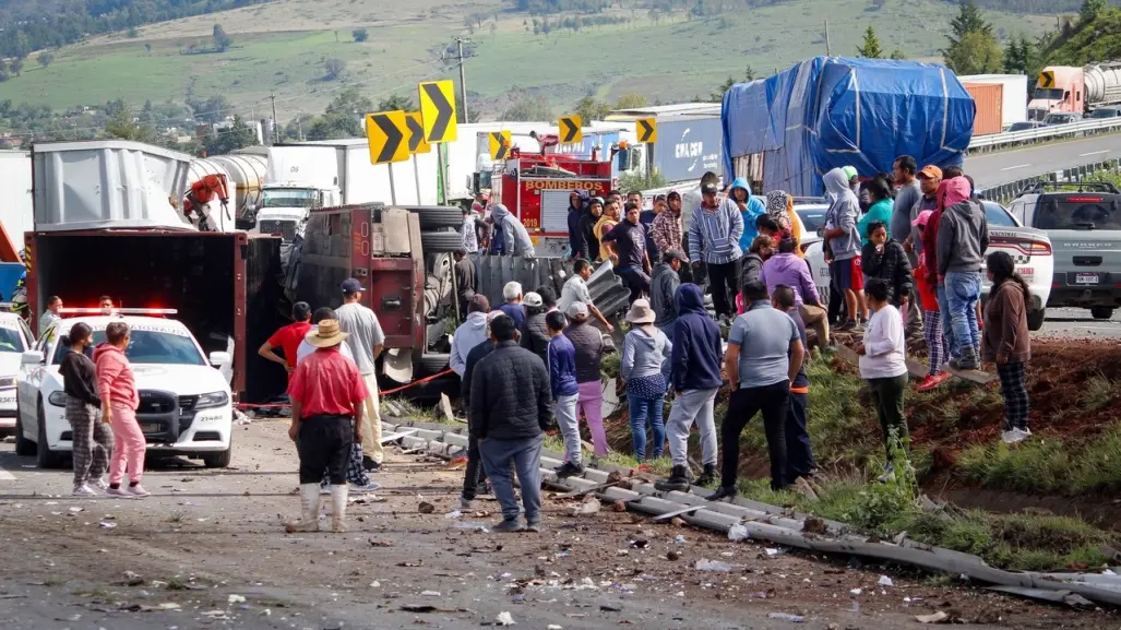 ¡Rapiña en Arco Norte! Saquean electrodomésticos tras volcadura de tráiler