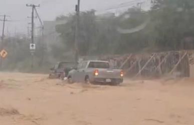 Realizan cierres viales preventivos en Monterrey y Santiago por lluvias