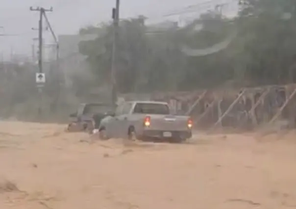 Realizan cierres viales preventivos en Monterrey y Santiago por lluvias