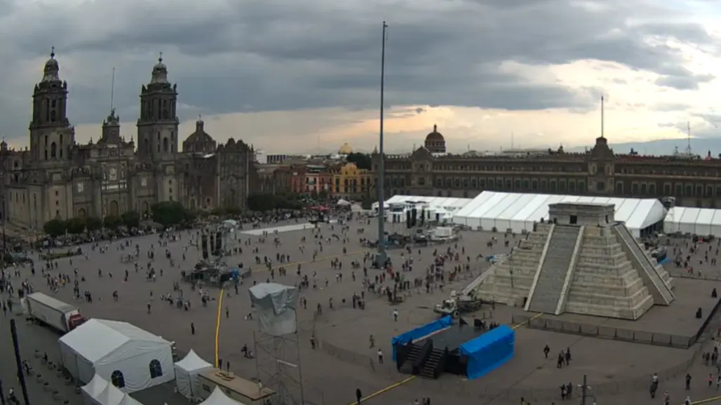 Así se ve la réplica de la Pirámide de Kukulcán en el Zócalo de la CDMX