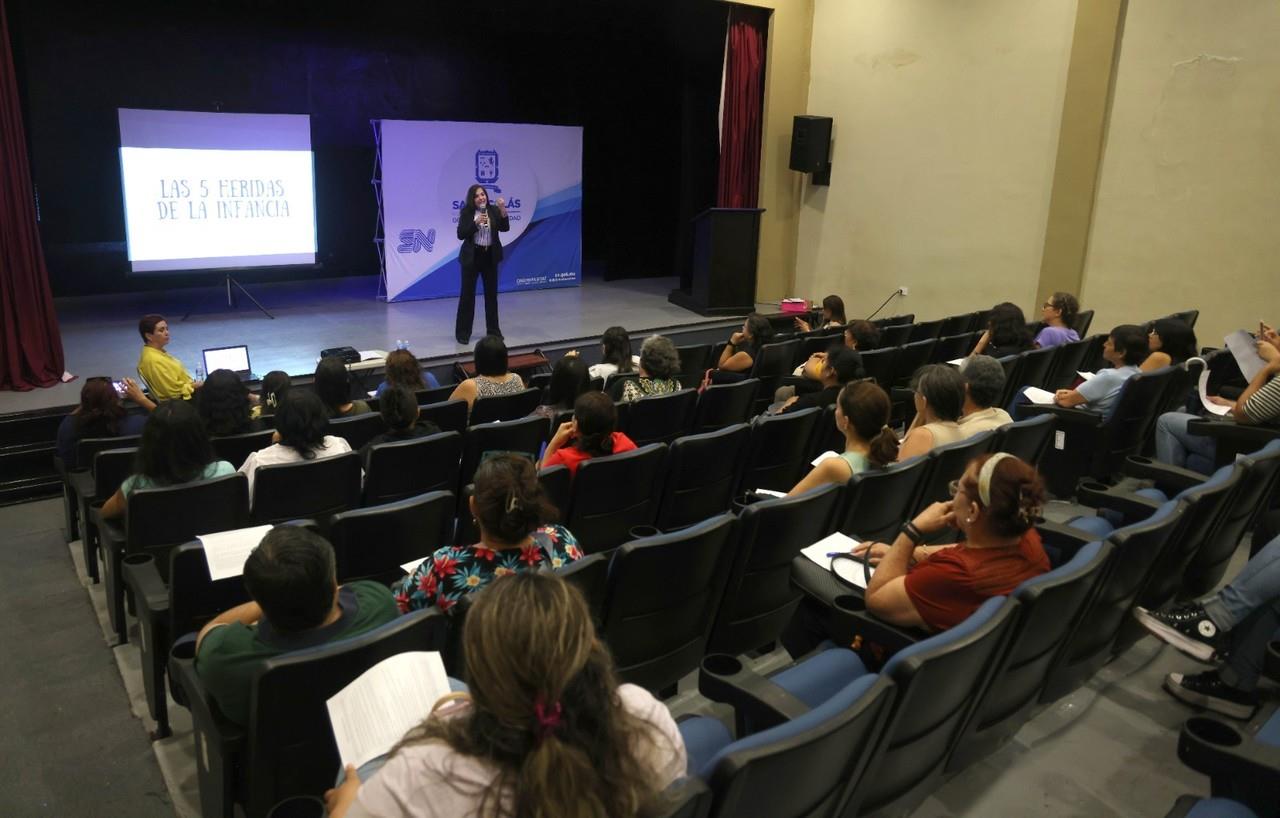 Conferencia titulada Descubre tus heridas de la infancia y sánalas. Foto: Gobierno de San Nicolás de los Garza