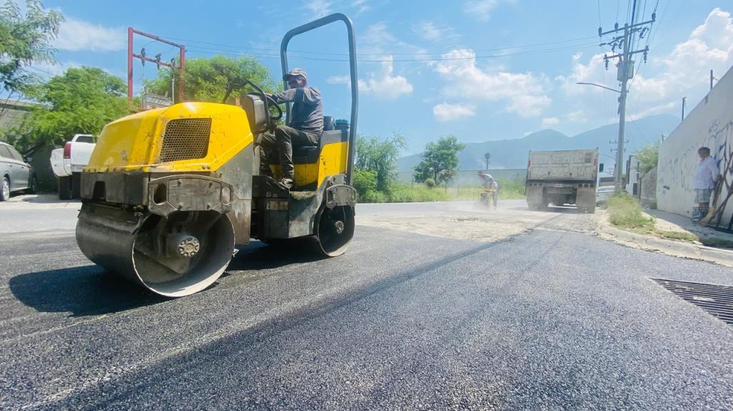 Alcalde de Santa Catarina supervisa programa de bacheo en calles y avenidas