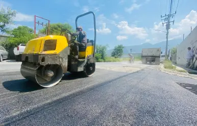 Alcalde de Santa Catarina supervisa programa de bacheo en calles y avenidas