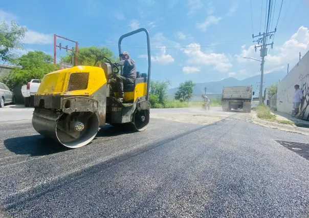 Alcalde de Santa Catarina supervisa programa de bacheo en calles y avenidas