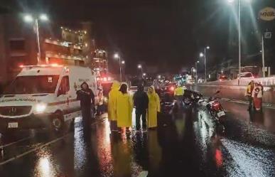 Se mata conductor tras chocar contra auto y muro en Cumbres (VIDEO)