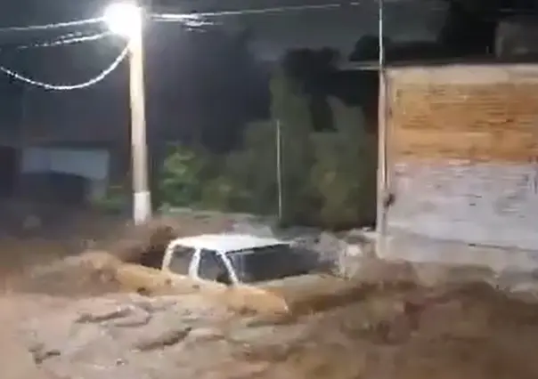 Pesadilla en Tlapa: Corriente arrastra vehículos; rescatan a 6 personas